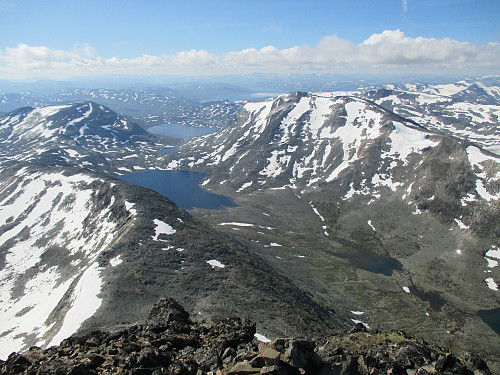 Fra Mjølkedalstind mot Storegut og Høgbrothøgda med Store Mjølkedalsvatnet bakerst