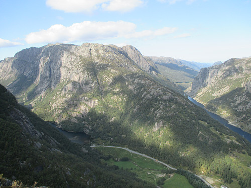 Fra Middagsknuten mot Helgefjell, med en flik av Gloppedalsvatnet til venstre og Giljajuvet til høyre