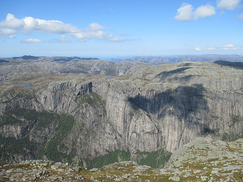 Fra Vinjakula med utsikt nordvestover. Vi ser bl.a. Helgefjell til høyre, på andre siden av Gloppedalen