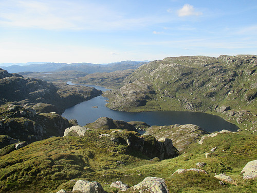 Fra oppunder toppen av Kvannenuten med utsikt mot Bordfjellet med Skåro, Ytre Jordavatnet og Grindheimsvatnet bakenfor