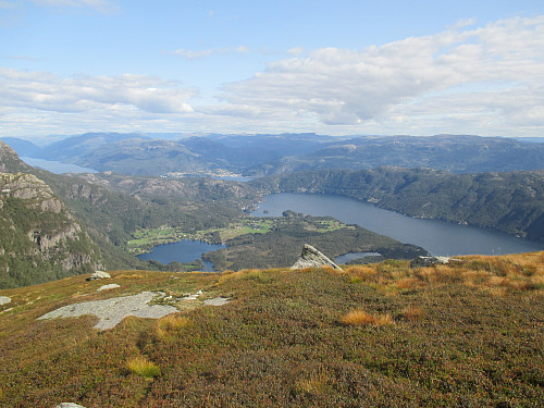 Fra oppunder Akslandsnuten med utsikt mot Hustoftvatnet og Skipavåg, med Sand og Hylsfjorden bakerst
