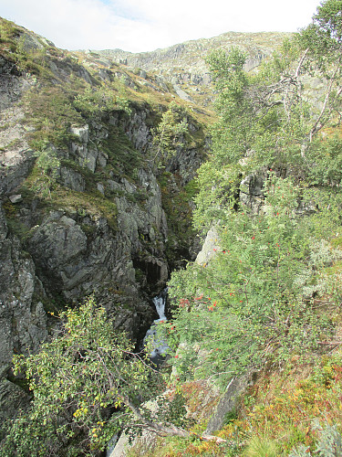 Langs det bratte elvejuvet ovenfor Bergstøvatnet