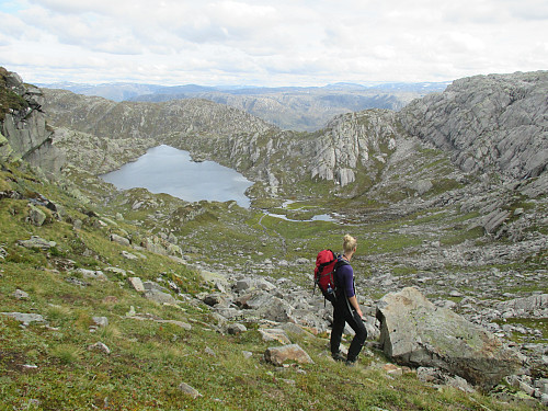 Vel oppe i skardet med tilbakeblikk mot Skjeggesvatnet