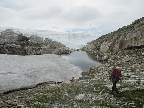 En enslig snøfonn har overlevd den varme sommeren. Vi ser straks hytta en snau km lenger framme