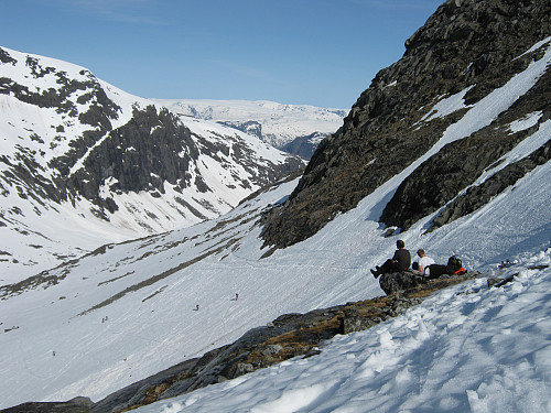 Vel forbi den bratte flanken opp fra Ringsdalen. Det er mye folk på tur i finværet