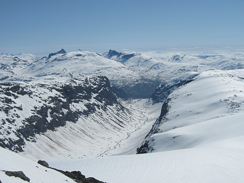 Fra oppunder fortoppen på Stølsmaradalstind med vakker utsikt mot Stølsmaradalen. Stølsnostind, Falketind og Hjelledalstind dominerer bakgrunnen