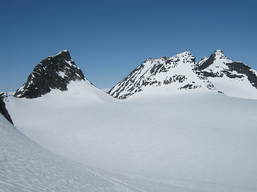 På Stølsmaradalsbreen mot Midtre og Austre Ringstind, med Dyrhaugsryggen og Nordre Midtmaradalstind bakenfor