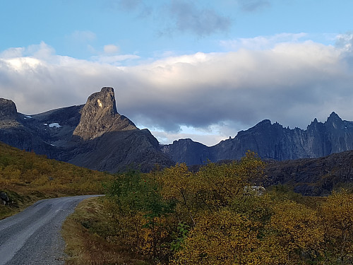 Ikke feil å komme inn Venjesdalen en slik morgen! Dagens mål ruver midt imot, med Trollveggen i bakgrunnen