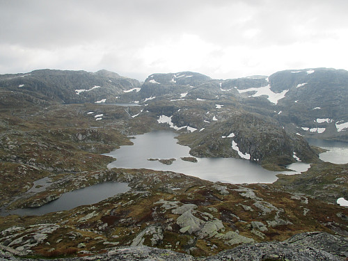 Fra Botnanuten mot øvre og nedre Fjærebotnavatnet og Kvannurdenuten til venstre. Til høyre sees litt av Svartavatnet med Helgedalsnuten bak