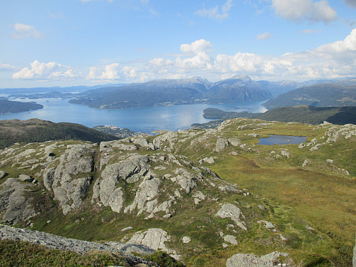 Fra Stølehetta mot Skånevik med Ulvanosa dominerende i bakgrunnen