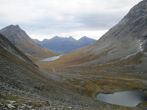 Venjesdalen med Blånebba til venstre, Hornvatnet nærmest og Venjesdalsvatnet bakerst