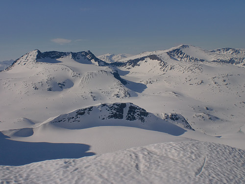 Fra Kalvehøgda mot øvre del av Leirungsdalen, med Austre Leirungstind og Tjørnholstind dominerende