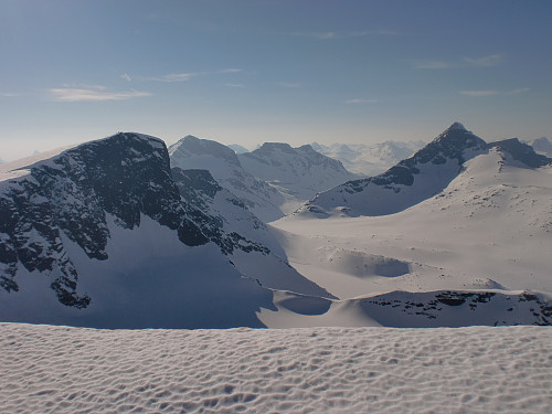 Fra Austre Kalvehøgda mot øvre del av Leirungsdalen, med Vestre Kalvehøgda og Store Knutsholstind dominerende. Legg merke til at Vestre Leirungstind går helt i ett med sistnevnte herifra