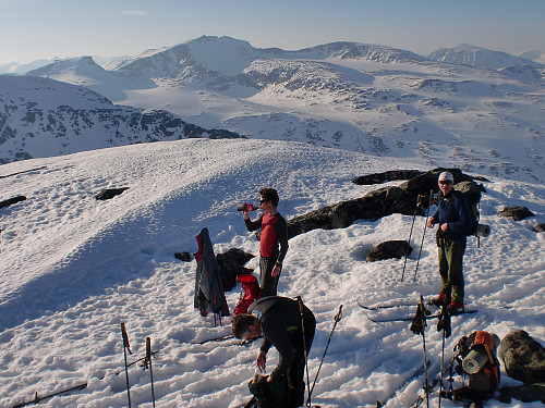 På Rasletind med utsikt over Leirungsdalen, med Tjørnholstind dominerende