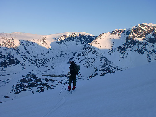 I nedkjøringen mot Leirungsdalen med utsikt mot Munken og Rasletind