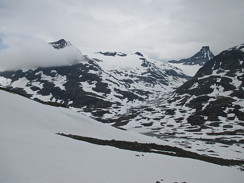 Vi vinner høyde opp fra Gravdalen og får utsikt mot Gravdalsdammen og Smørstabbreen, hvor Storebjørn dominerer