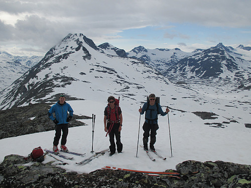 Tilbakeblikk mot Store og Vestre Rauddalstind. Bakerst dominerer Smørstabbreen med Gravdalstind, Storebjørn og Saksa