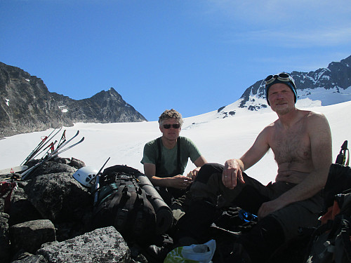 Pause ved innsteget på Visbreen med Semelholstind bak