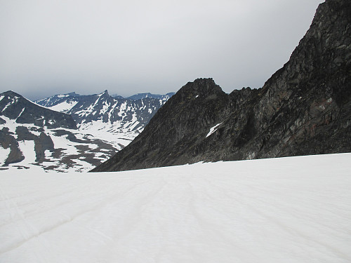 I retur ned Visbreen med utsikt mot Nordre Semelholstind. Bakerst sees den spisse Store Bukkeholstind