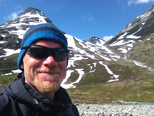 Fornøyd tilbake ved Geitsætra! I bakgrunnen dominerer Skagsnebb og Veslefjelltinden