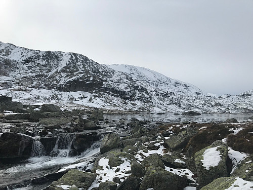 Ved Lisledalstjørna kor vinteren er rett rundt hjørnet. Vassdalseggen dominerer i bakgrunnen