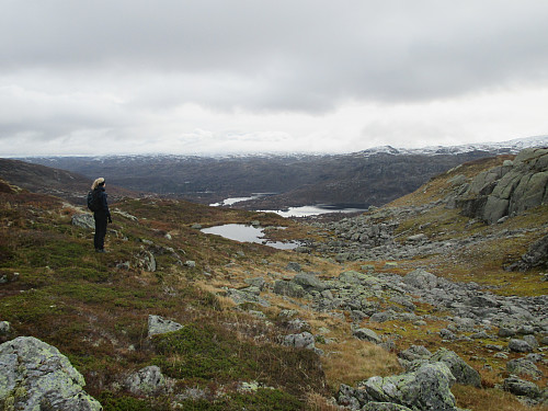 Fra oppunder 1122-toppen med utsikt mot Eivindbu- og Arbuvatnet