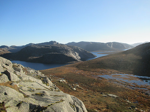 Frå oppstigninga mot Tindafjellet med utsikt mot Larsgardtjødna og Nordnesknuten, med Krokavatnet nedanfor. Aller bakerst sjåast óg ein flik av Venavatnet