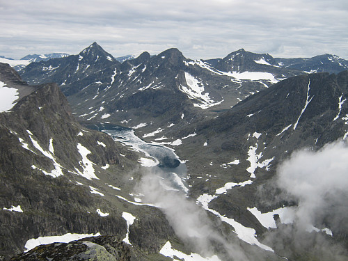 Panorama over Svartdalen fra Austre Torfinnstind. Store Knutsholstind og de to Leirungstindane dominerer