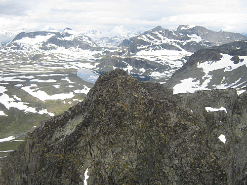 Fra Midtre Torfinnstind mot Vestre og tindane vestenfor der igjen, hvor Galdebergtinden og Slettmarkpiggen dominerer