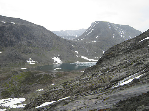 Nedenfor breen med utsikt mot Svartdalsbandet og bl.a. Leirungskampen