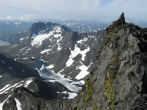 Knallutsikt fra Vestre Leirungstind mot søre del av Svartdalen med Torfinnstindane