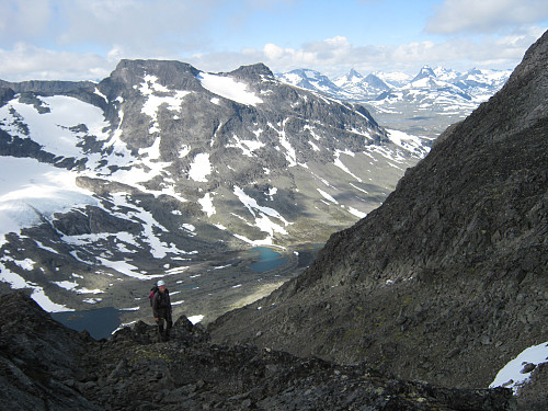 Fra skardet mellom Vesle og Store Knutsholstind mot nordre del av Svartdalen med Store og Nordre Svartdalspiggen dominerende