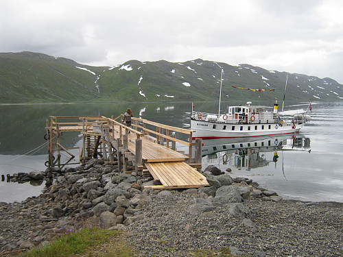 M/B Bitihorn ankommer brygga ved Torfinnsbu