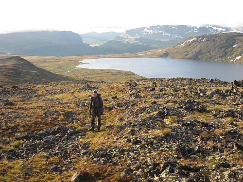 Oppstigning mot Bessfjellet. Tilbakeblikk med Sikkilsdalen bakerst