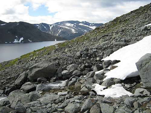 Nede i mer sommerlige forhold ved Bessvatnet