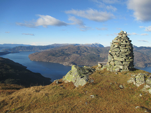 På Hålandshovda med praktfull utsikt mot Åkerfjorden, med Ulvanosa dominerande i bakgrunnen