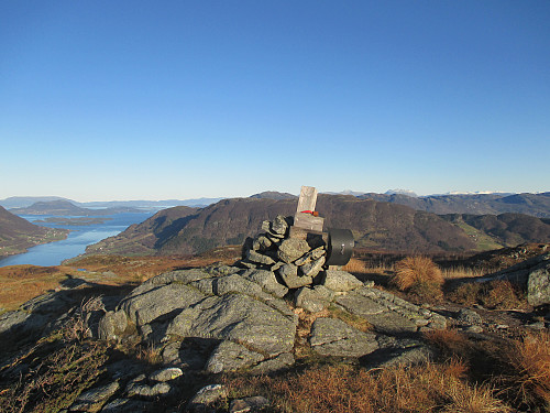 På Svartafjell med utsikt mot bl.a. Ølensfjorden og Slettafjellet/Bygdarenuten