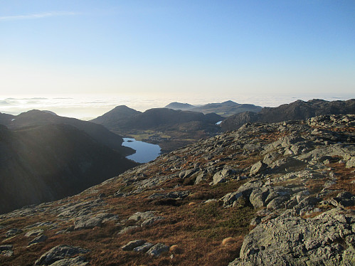 På Heiahodnet med utsikt mot Dalavatnet og skoddehavet uti fjordane. Dei dominerande toppane er Førlandsåsen og Kjortåsen