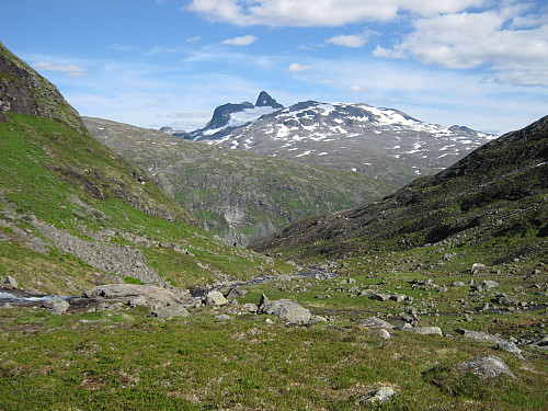 Nederst i Skoddedalen med utsikt mot Stølsnostind