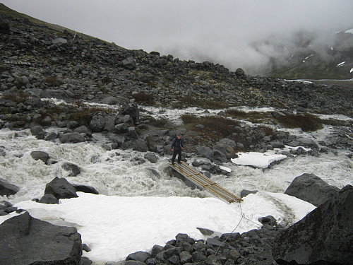 Kryssing av strie bekkeløp fra Svellnosbreen
