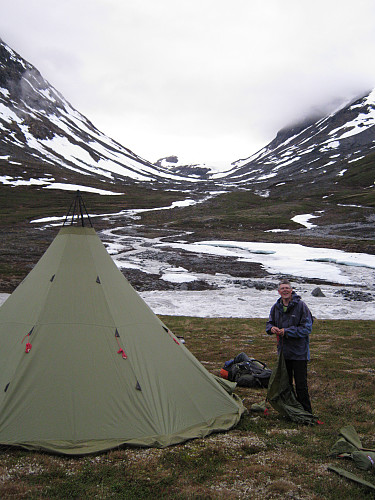 Basecamp under Hellstuguhaugen, med fin utsikt opp Tverrådalen