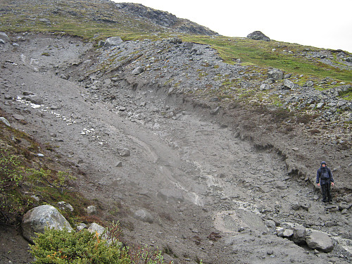 Forsiktig kryssing av bekkedalen hvor sørpeskredet hadde gått