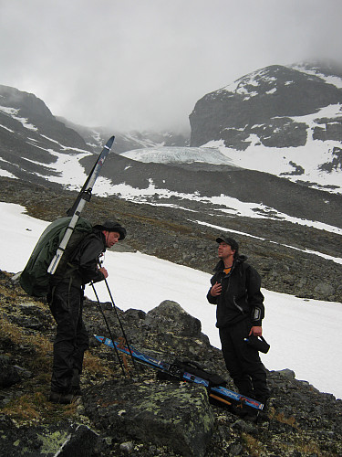 Pause i oppstigningen mot Veoskardet. Hengebreen under Store Memurutind, vesttoppen, sees i bakgrunnen