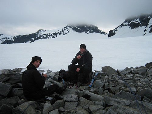 Pause i skardet under Veobretinden. Memuruskardet sees i bakgrunnen