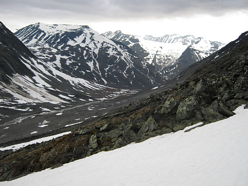 Mot Hellstugudalen med Styggehø dominerende i bakgrunnen, men aller høyest rager Galdhøpiggen