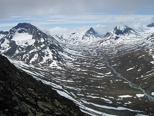 Høyt oppunder Hellstuguhø med herlig utsikt mot øvre del av Visdalen. Store Urdadalstind ruver til venstre