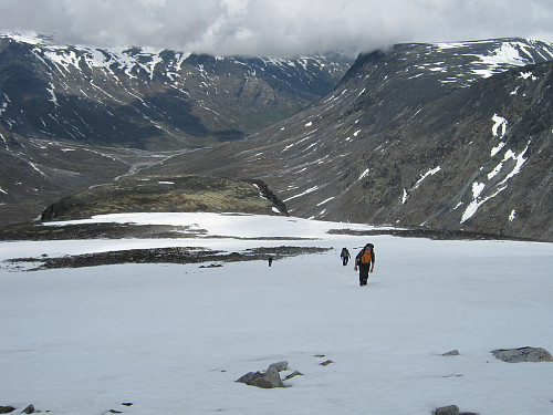 På snøfelt mot toppen av Hellstuguhø, med utsikt mot nedre del av Visdalen