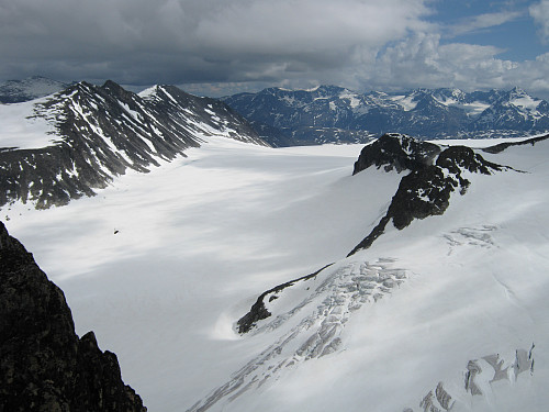 Fra Nordre Hellstugutind mot Hellstugubreen, Brehestane og Vestre Memurutindar