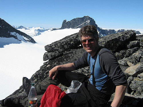 Pause i Porten med Skardstind dominerende i bakgrunnen