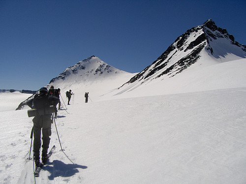 Endelig på toppen av Hellstugubreen, og vi kan runde bort i skardet sør for Store Hellstugutind